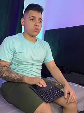 BoomChikaWow online show from November 3, 12:35 am