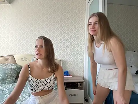 twoflowersshy online show from October 4, 6:11 am