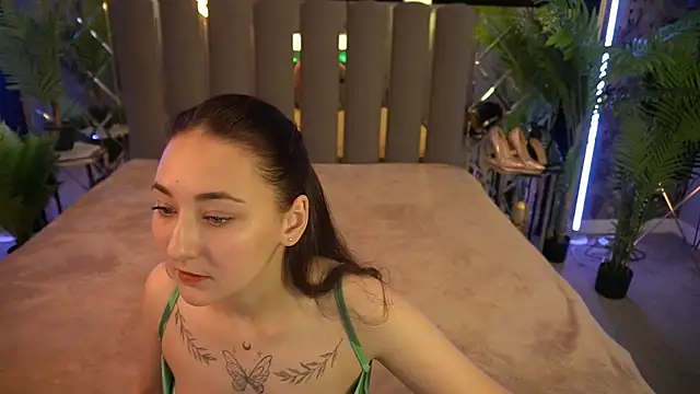 Snapshot of SashaDuvalle chatting on October 4, 7:06 am SashaDuvalle online show from October 4, 7:06 am