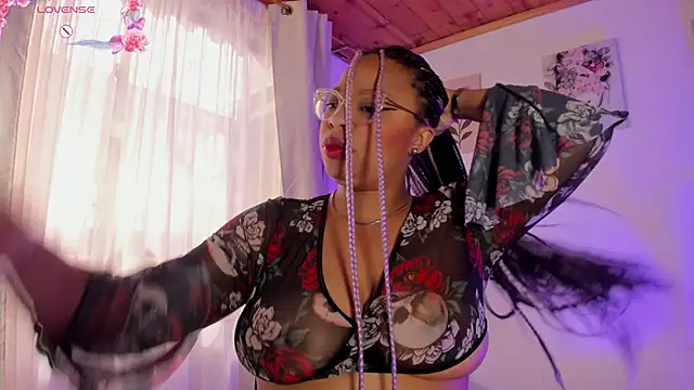 Snapshot of Lauraricci__ chatting on November 11, 2:28 pm Lauraricci online show from November 11, 2:28 pm