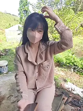 Helen-Tran online show from November 10, 1:37 am