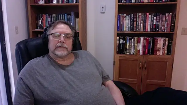 Snapshot of Vinyl22@xh chatting on April 1, 11:35 pm Vinyl22xh online show from April 1, 11:35 pm