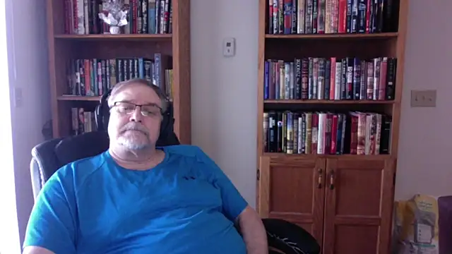 Snapshot of Vinyl22@xh chatting on April 8, 5:24 pm Vinyl22xh online show from April 8, 5:24 pm