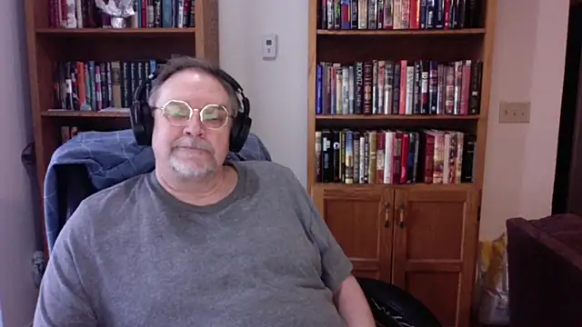 Snapshot of Vinyl22@xh chatting on April 11, 12:04 am Vinyl22xh online show from April 11, 12:04 am