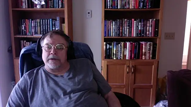 Snapshot of Vinyl22@xh chatting on April 11, 7:29 pm Vinyl22xh online show from April 11, 7:29 pm