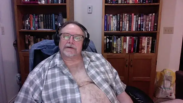 Snapshot of Vinyl22@xh chatting on April 13, 2:17 am Vinyl22xh online show from April 13, 2:17 am