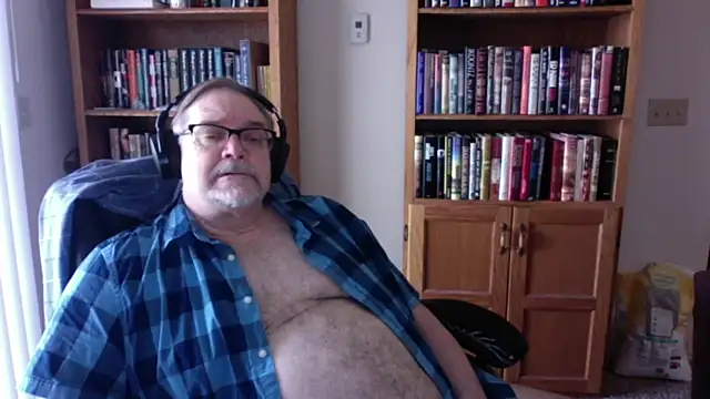 Snapshot of Vinyl22@xh chatting on April 13, 6:24 pm Vinyl22xh online show from April 13, 6:24 pm