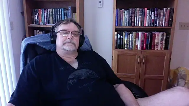 Snapshot of Vinyl22@xh chatting on April 15, 4:03 pm Vinyl22xh online show from April 15, 4:03 pm