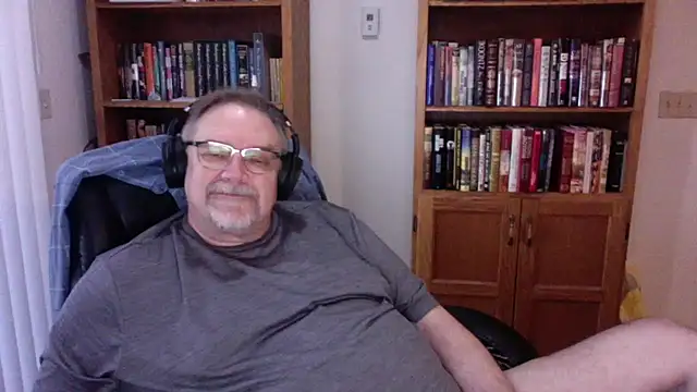 Snapshot of Vinyl22@xh chatting on April 16, 12:22 am Vinyl22xh online show from April 16, 12:22 am