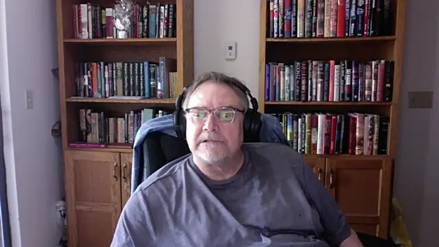 Snapshot of Vinyl22@xh chatting on April 16, 10:01 pm Vinyl22xh online show from April 16, 10:01 pm