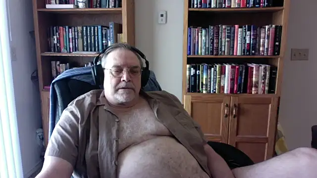 Snapshot of Vinyl22@xh chatting on April 17, 5:27 pm Vinyl22xh online show from April 17, 5:27 pm