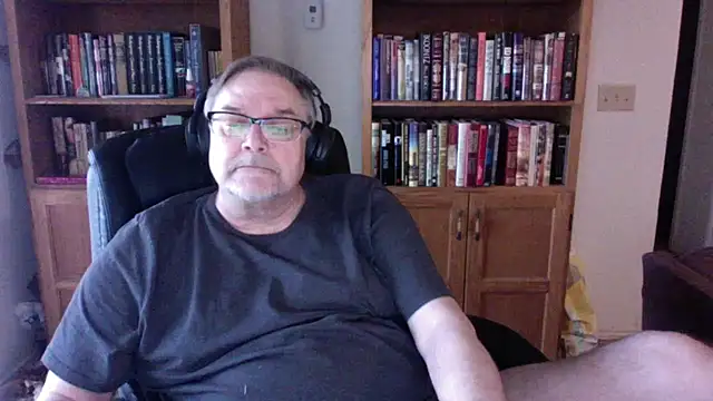 Snapshot of Vinyl22@xh chatting on April 20, 11:28 pm Vinyl22xh online show from April 20, 11:28 pm