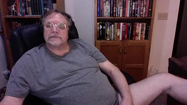 Snapshot of Vinyl22@xh chatting on April 26, 9:23 pm Vinyl22xh online show from April 26, 9:23 pm