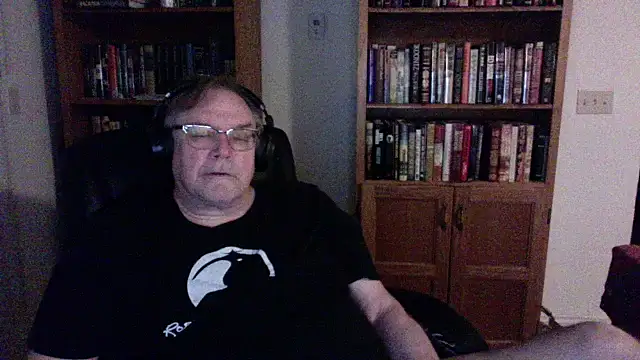Snapshot of Vinyl22@xh chatting on May 8, 1:33 am Vinyl22xh online show from May 8, 1:33 am