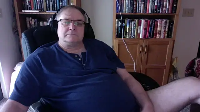 Snapshot of Vinyl22@xh chatting on June 10, 8:08 pm Vinyl22xh online show from June 10, 8:08 pm