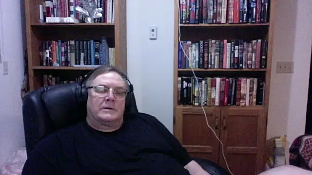 Snapshot of Vinyl22@xh chatting on June 19, 3:55 am Vinyl22xh online show from June 19, 3:55 am