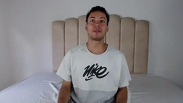 aroncooper1 online show from November 11, 9:04 pm