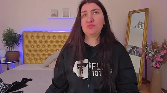 Snapshot of TrishaDarks chatting on March 7, 6:21 am TrishaDarks online show from March 7, 6:21 am