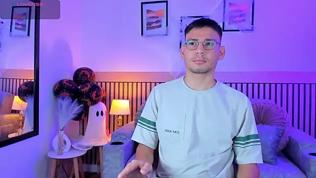 Snapshot of marcuswildx chatting on October 16, 11:44 am marcuswildx online show from October 16, 11:44 am