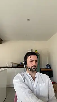 Snapshot of eauminerale chatting on February 17, 9:17 am eauminerale online show from February 17, 9:17 am
