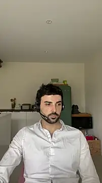 Snapshot of eauminerale chatting on March 13, 10:44 am eauminerale online show from March 13, 10:44 am