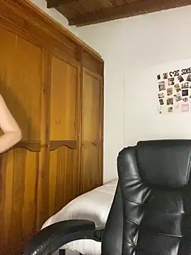 Snapshot of Bleer_Rousse chatting on October 21, 6:19 pm Bleer Rousse online show from October 21, 6:19 pm