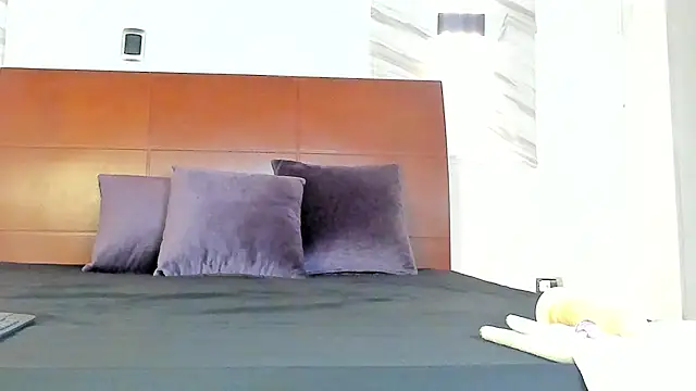 Charlotte-Smit online show from November 4, 6:29 pm