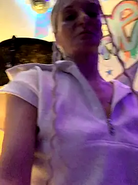 blondebarbiebae online show from October 7, 1:30 pm