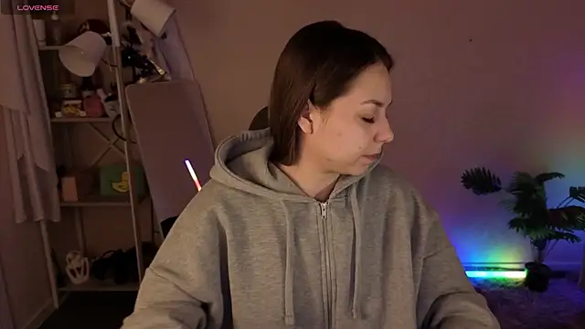 Al1ice Moures online show from April 7, 9:21 am