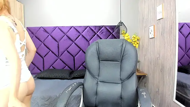 Snapshot of ChloeCampbell03 chatting on December 2, 7:20 pm ChloeCampbell03 online show from December 2, 7:20 pm