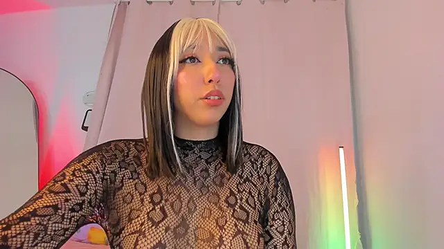 Snapshot of emily__walker chatting on June 1, 2:13 am emily walker online show from June 1, 2:13 am