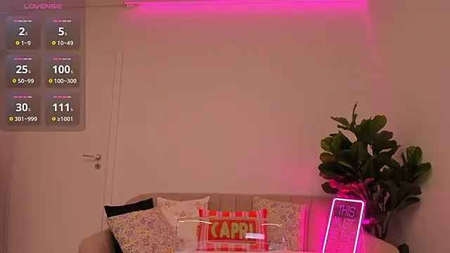 Snapshot of TiaBelle chatting on October 6, 5:21 pm TiaBelle online show from October 6, 5:21 pm