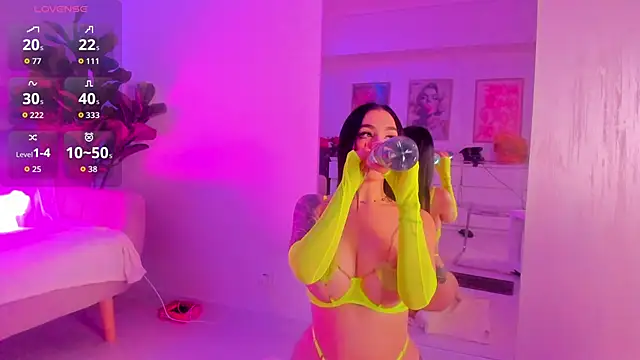 Snapshot of TiaBelle chatting on November 9, 6:17 pm TiaBelle online show from November 9, 6:17 pm