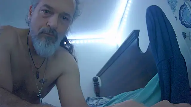 Snapshot of HippieDad333 chatting on December 18, 5:24 am HippieDad333 online show from December 18, 5:24 am