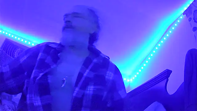 Snapshot of HippieDad333 chatting on December 21, 1:35 am HippieDad333 online show from December 21, 1:35 am