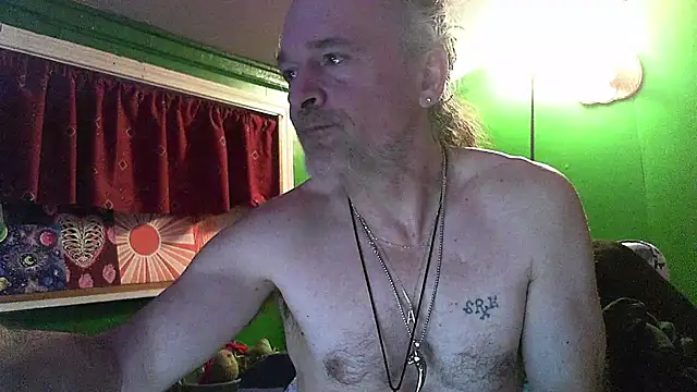 Snapshot of HippieDad333 chatting on February 6, 2:38 am HippieDad333 online show from February 6, 2:38 am