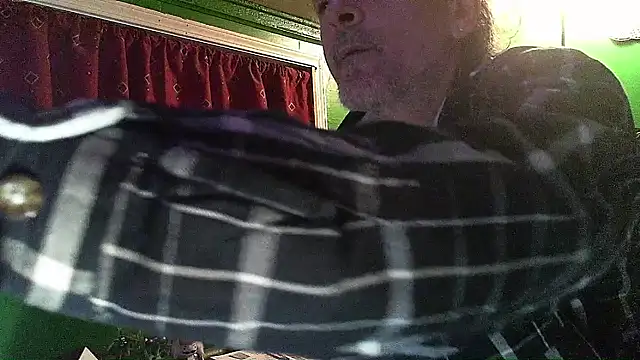 Snapshot of HippieDad333 chatting on February 9, 5:22 am HippieDad333 online show from February 9, 5:22 am