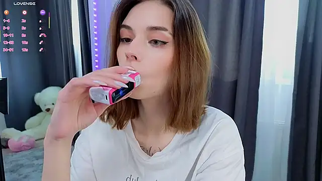 Snapshot of LunaraRada chatting on October 21, 9:32 am LunaraRada online show from October 21, 9:32 am