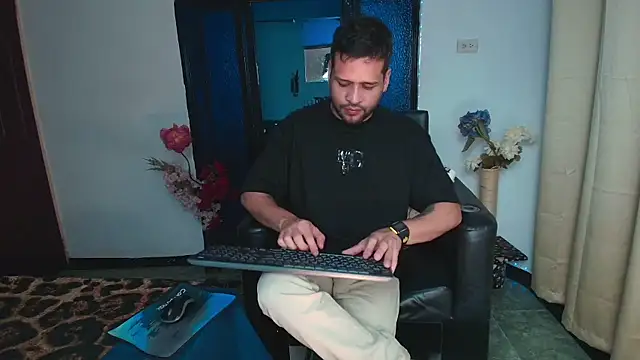 LucasGaeel online show from June 6, 12:27 am