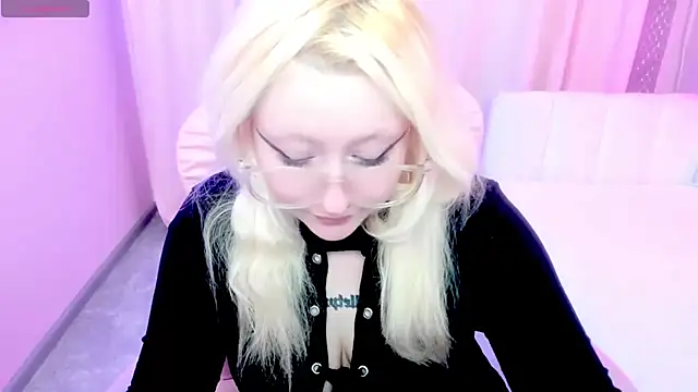 JuliaSharkk online show from October 25, 7:30 pm