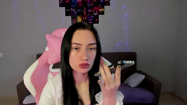 Snapshot of Arina_Meow19 chatting on November 8, 8:25 am Arina Meow19 online show from November 8, 8:25 am