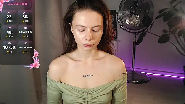 Snapshot of BellaAbey chatting on December 13, 7:53 pm BellaAbey online show from December 13, 7:53 pm