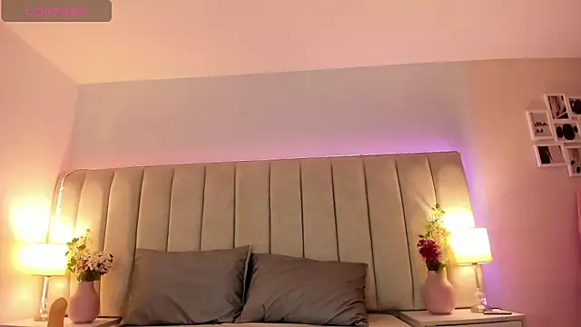 Snapshot of EllaaThorne chatting on October 27, 7:51 pm EllaaThorne online show from October 27, 7:51 pm