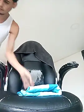 Snapshot of Pingasaboy20 chatting on November 30, 12:53 pm Pingasaboy20 online show from November 30, 12:53 pm