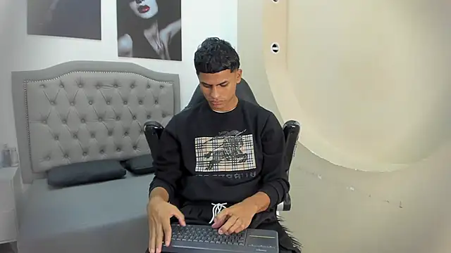 Snapshot of paull_cassidy chatting on December 15, 11:25 am paull cassidy online show from December 15, 11:25 am