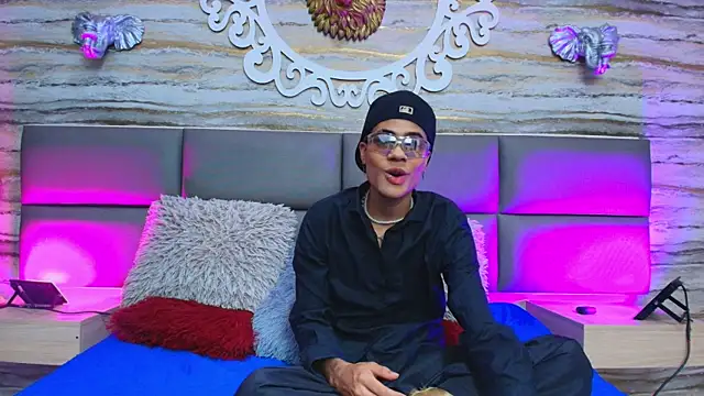 Snapshot of Lovers_21 chatting on October 3, 7:55 pm Lovers 21 online show from October 3, 7:55 pm