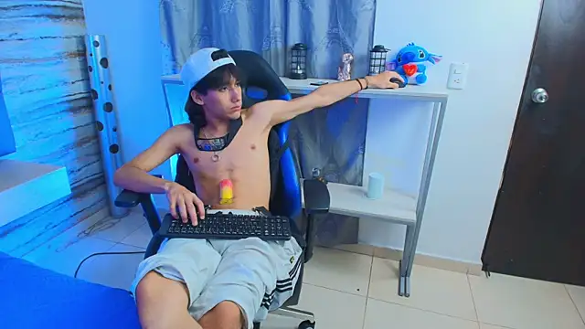 Snapshot of Lovers_21 chatting on October 8, 4:37 pm Lovers 21 online show from October 8, 4:37 pm