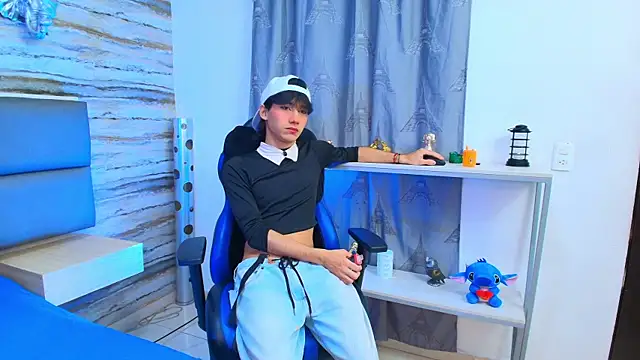 Snapshot of Lovers_21 chatting on October 15, 9:15 pm Lovers 21 online show from October 15, 9:15 pm