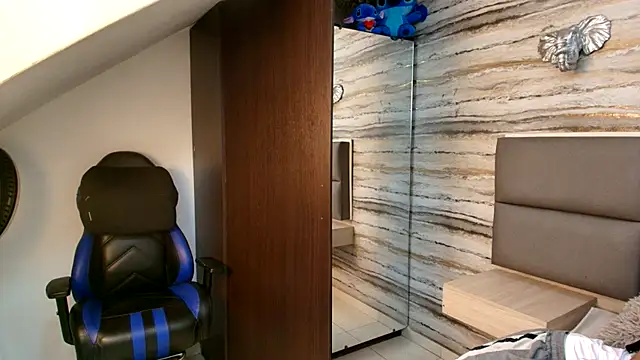 Snapshot of Lovers_21 chatting on December 1, 9:31 pm Lovers 21 online show from December 1, 9:31 pm