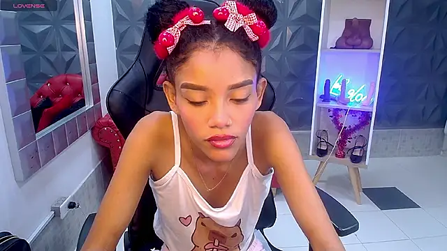 Snapshot of adisson_petite1 chatting on February 23, 5:32 pm adisson petite1 online show from February 23, 5:32 pm